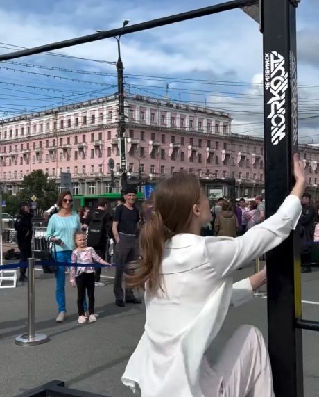 Девушка подтягивается⁠⁠