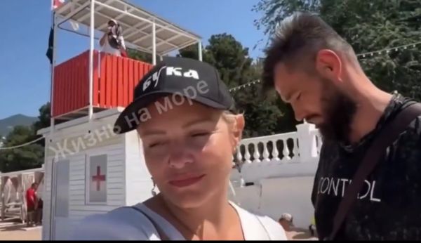 Туристов в Геленджике оригинально просят не заплывать за буйки