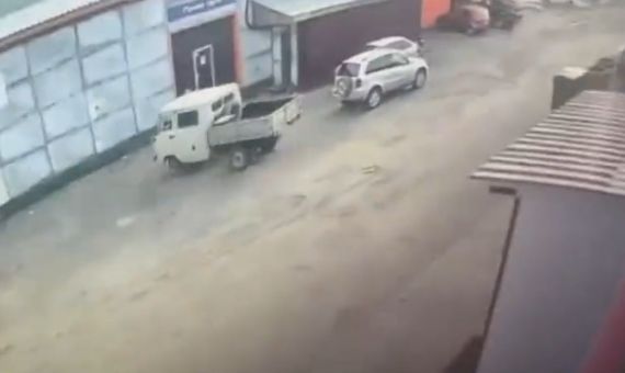 Просто плесни из первого попавшегося ведра