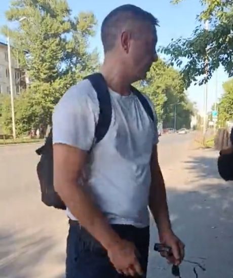 По пабликам Омска расходится видео инцидента на остановке
