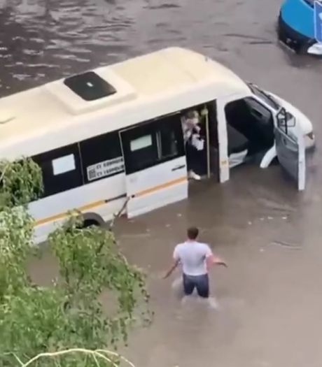 Водитель тонущей маршрутки перенёс пассажиров на руках, чтобы они не промокли