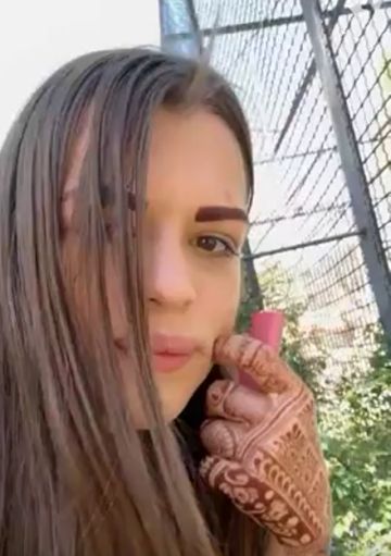 Боксёрша дала покурить вейп обезьяне