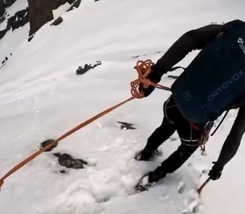 Снежные карнизы, одна из самых опасных вещей в горах⁠⁠