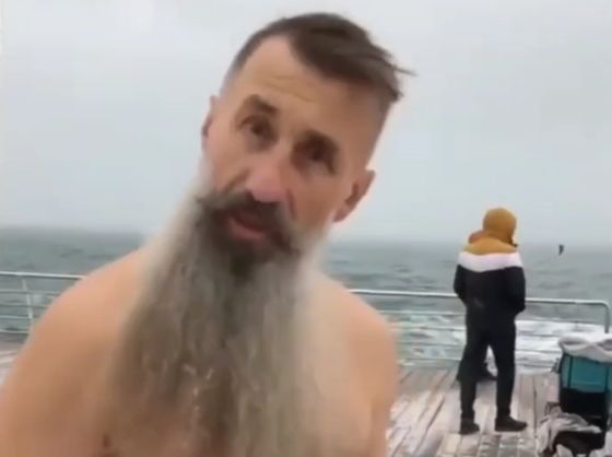 А не боится купаться в такие волны