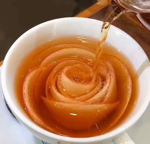 В токийском кафе Oyoppi Cafe подают «цветущий яблочный чай» — тонкие ломтики яблок, которые словно расцветают, когда на них льют горячий чай⁠⁠