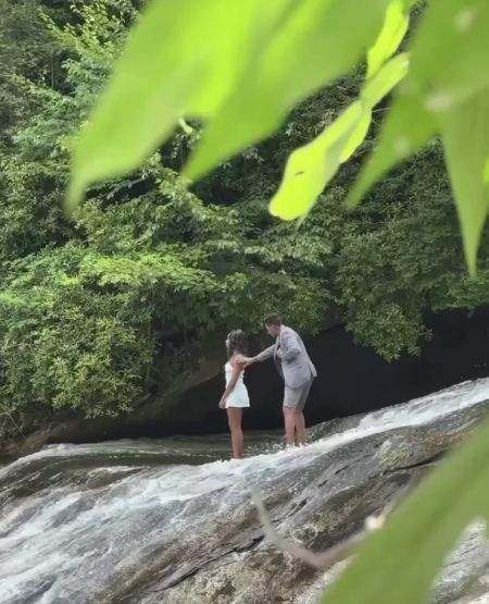 Парень сделал предложение своей девушке на вершине водопада, но что-то пошло не так