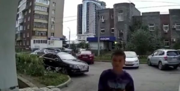 Умный домофон устроил проверку на терпение парню, которого отправила мама за продуктами