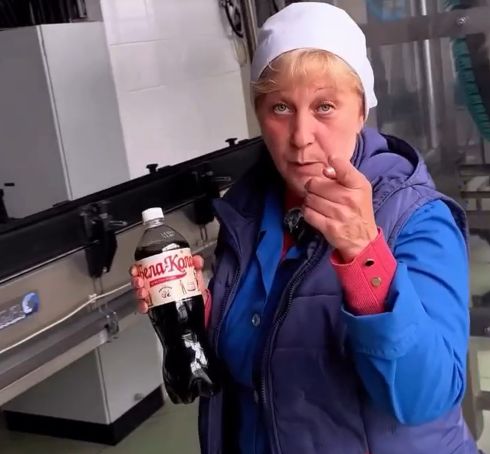 Белорусская кола рекламирует свой новый продукт с помощью сотрудницы завода и оригинального ракурса⁠⁠