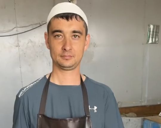 Приготовление узбекской лепешки в тандыре