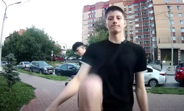 Два самокатчика видимо устали ехать и захотели отдохнуть во дворе