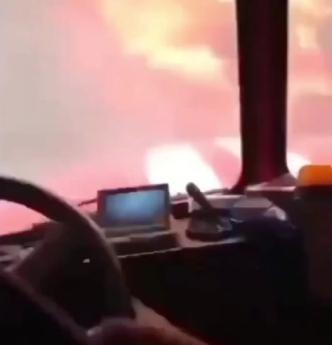 Пожарный "Урал" прорывается сквозь пламя⁠⁠