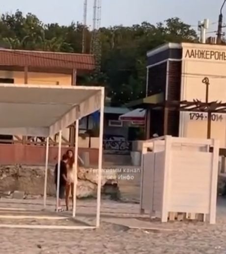 В Одессе дама прилюдно избила и унизила своего мужчину за отказ искупаться в море.