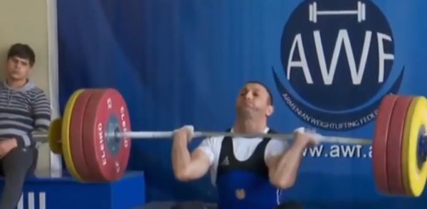 Если ты сейчас же не зафиксируешь взятие веса, я тебя этой штангой ушибу. Веришь?⁠⁠