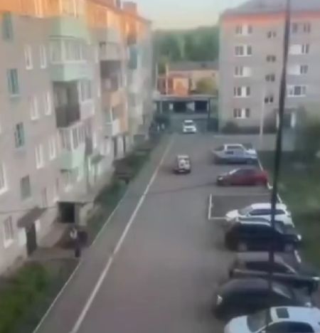В Иркутской области 16-летний пацан угнал у матери «девятку» и прокатил на капоте двух своих подруг