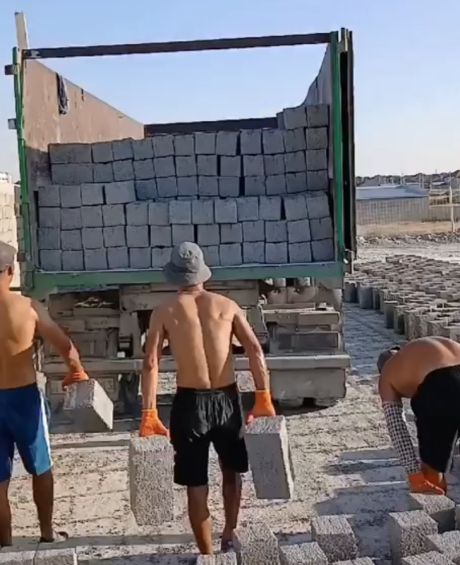 Погрузка шлакоблоков на грузовик