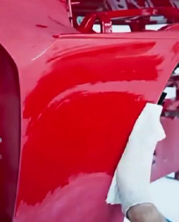 Нанесение логотипа Ferrari вручную