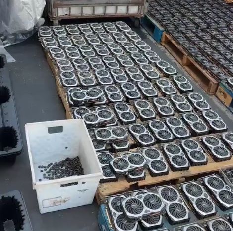 Продавец с Алика готовит партию "новых" видеокарт к отправке
