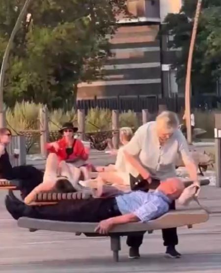 В Петербурге прохожие заметили пожилую пару, катающуюся на карусели