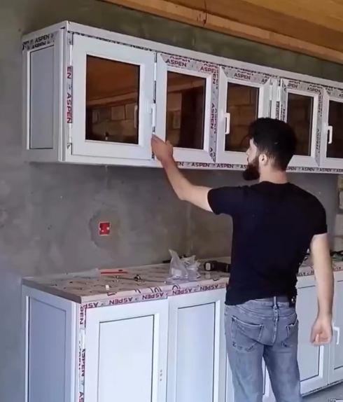 Кухня работника оконной фабрики