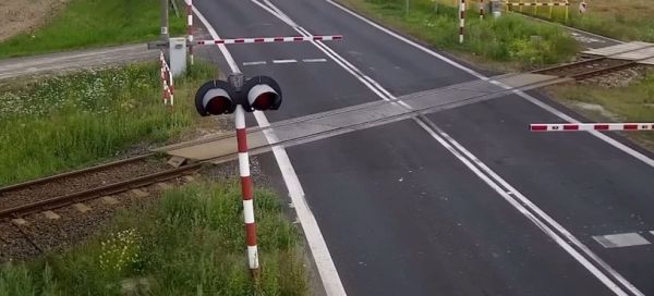 Опель против шлагбаума