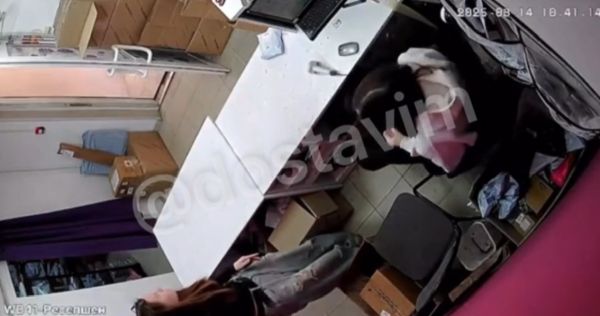 Женщина пришла в пункт выдачи и с порога обматерила сотрудниц, а затем раскидала коробки от своих заказов