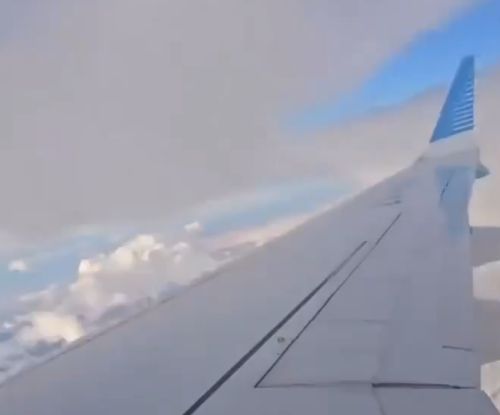 Крыло Boeing 737 MAX 8 в условиях турбулентности