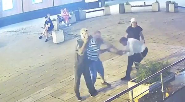 Около ТЦ на Комсомольской площади двое грабителей пытались отнять сумку у 59-летнего мужчины, но он ее им не отдавал