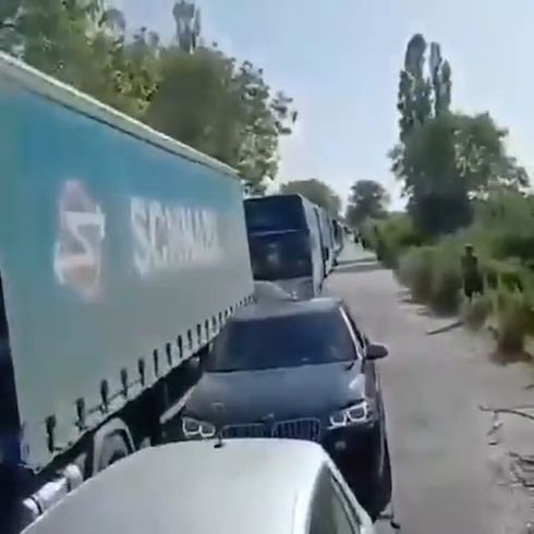 Водитель грузовика не позволил автолихачу на «BMW» объехать пробку по встречной полосе