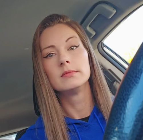 Умеет своим лицом двигать