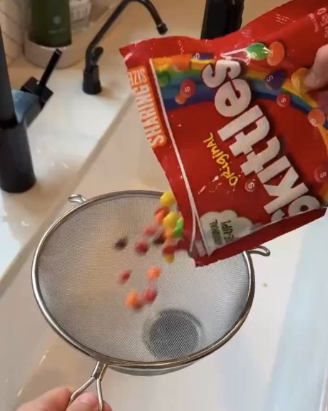 В соцсетях завирусился ролик с заботливой мамой, которая моет Skittles для своих детей