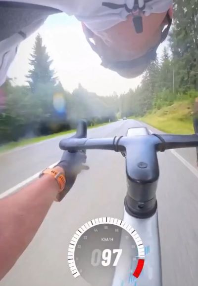 Падение с велосипеда на скорости около 90 км/ч⁠⁠