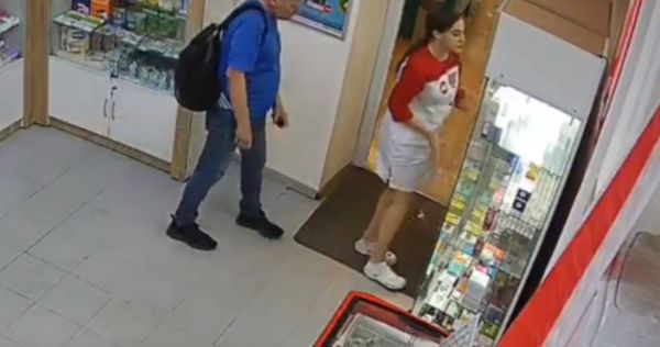 Извращенец пытался незаметно сфотографировать фармацевта под халатом