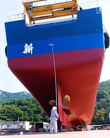 Если вы не знали как на морских судах появляются надписи, то вот посмотрите