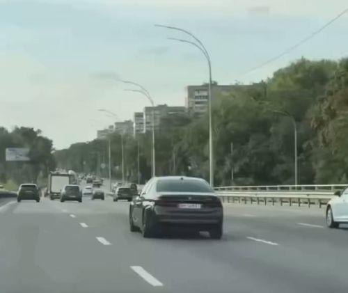 Редкое явление засняли на дороге: водитель BMW использует поворотники
