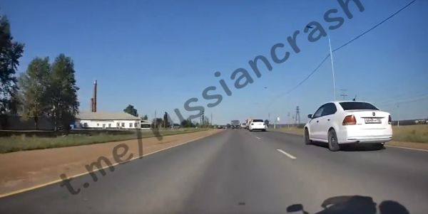 По морде ковшом это больно, ну хоть жив