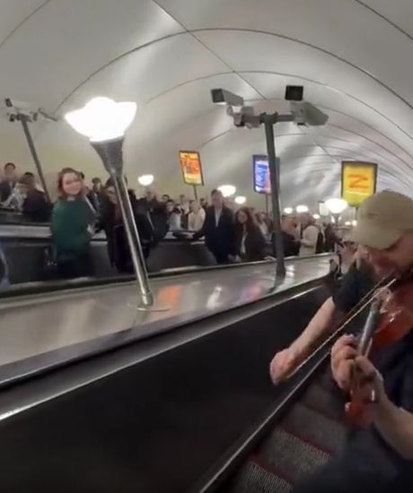 В метро Петербурга мужчина сыграл на скрипке легендарную песню Felicità