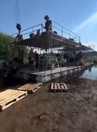 Мужчины устроили трёхдневное путешествие на плоту