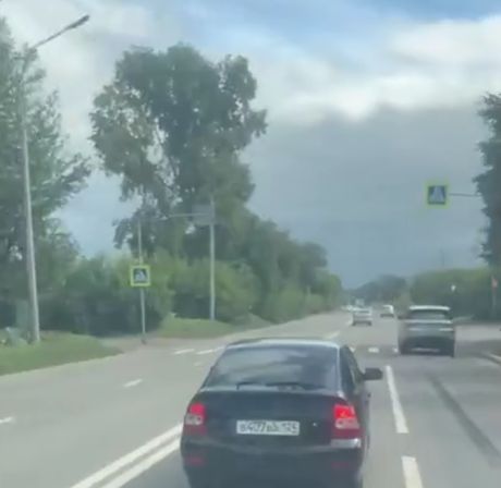 Водитель тонированного хлама не пропускал принципиально скорую помощь