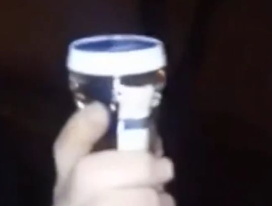 Принцу Чарльзу показывают фокус с русской водкой⁠⁠