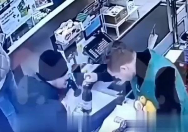 Обычный работяга в Пятёрочке дал понять, что к нему лучше не приставать