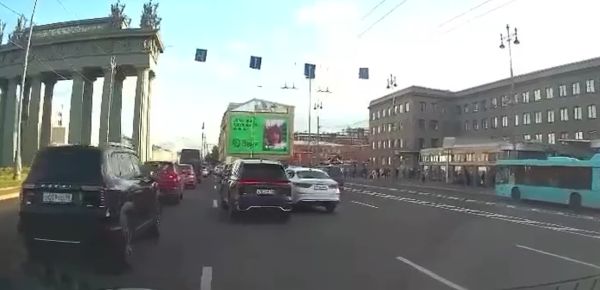Бенни Хилл на дороге⁠⁠