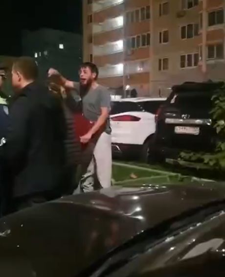 В Балашихе мужчина протаранил несколько машин во дворе на бульваре Нестерова