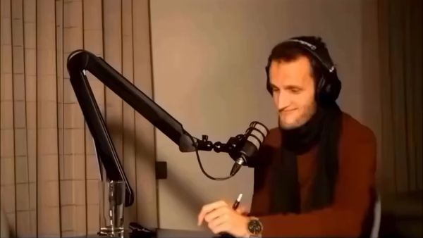 У парня с синдромом Туретта прямо во время интервью внезапно появился новый тик