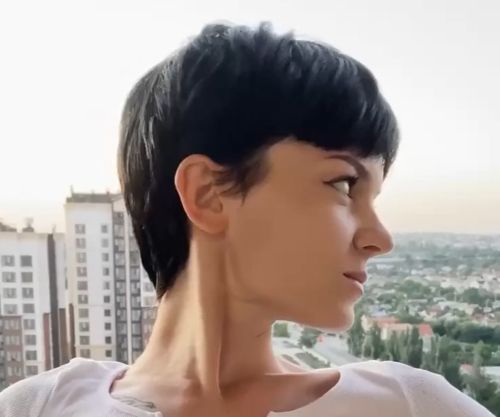 Девушка с короткой стрижкой