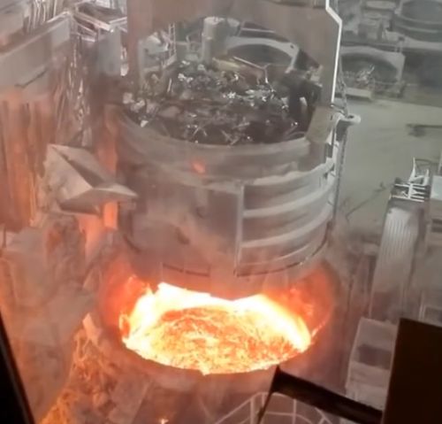 Погружаем металл в печь⁠⁠