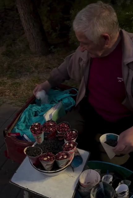 Он продаёт не семечки, а воспоминания