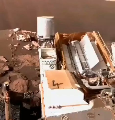 Панорамный вид Марса, снятый марсоходом Curiosity. Записанный фоновый звук получен марсоходом Perseverance