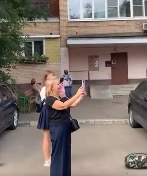 Учительница не смогла прийти в школу и дети сами пришли к ней