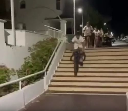 Вот кто-то с лестницы спустился⁠⁠