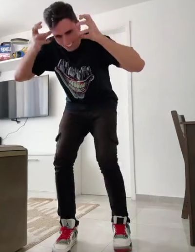 Круто танцует